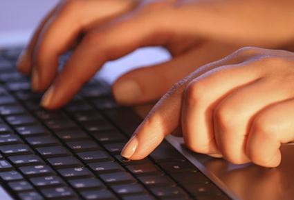 إمرأة تنشر صور كويتي الفاضحة بسبب عدم إعطائها المال